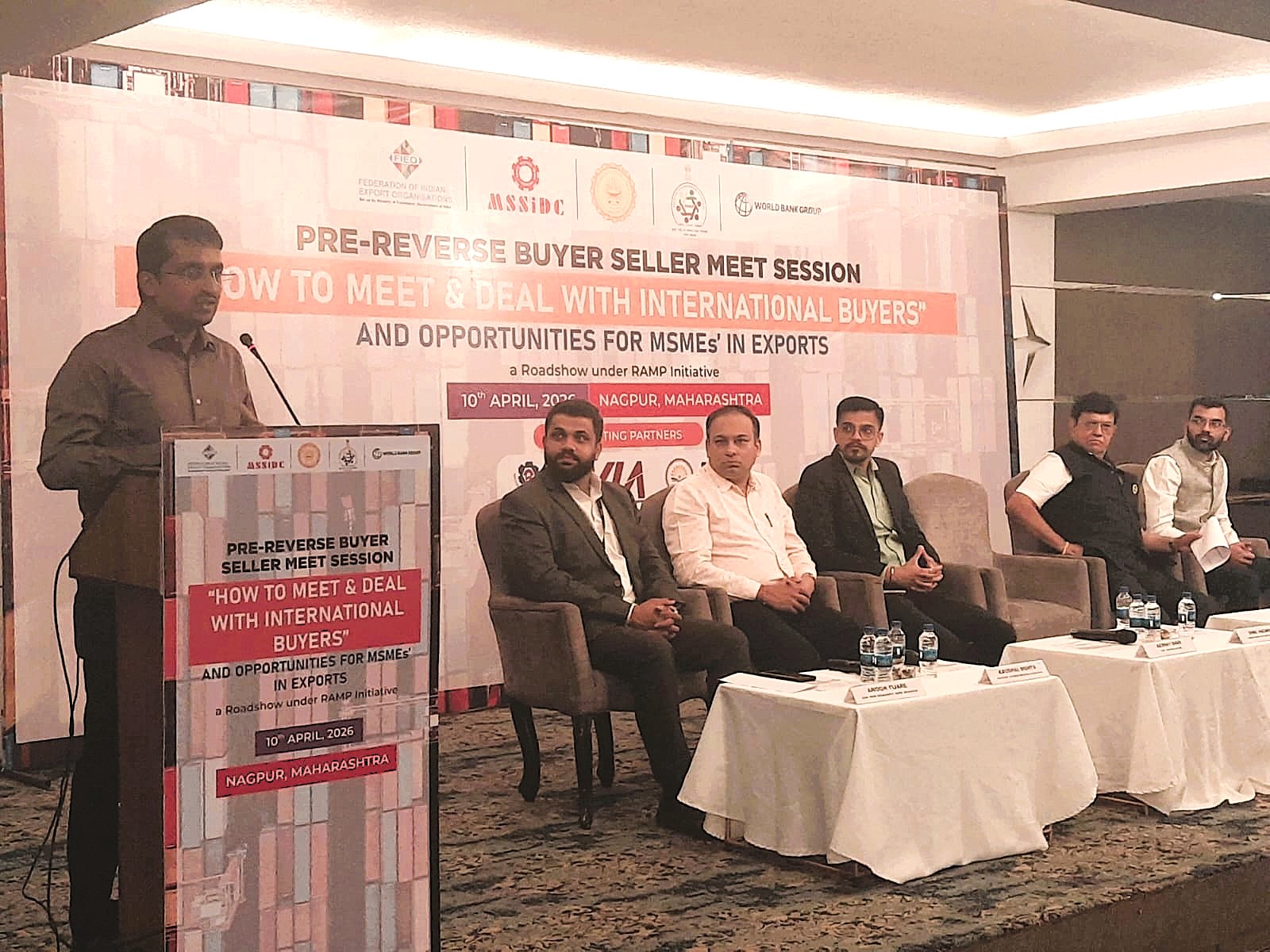 अंतरराष्ट्रीय खरीदारों से कैसे मिलें और उनसे कैसे व्यवहार करें अंतरराष्ट्रीय खरीदारों से कैसे मिलें और उनसे कैसे व्यवहार करें